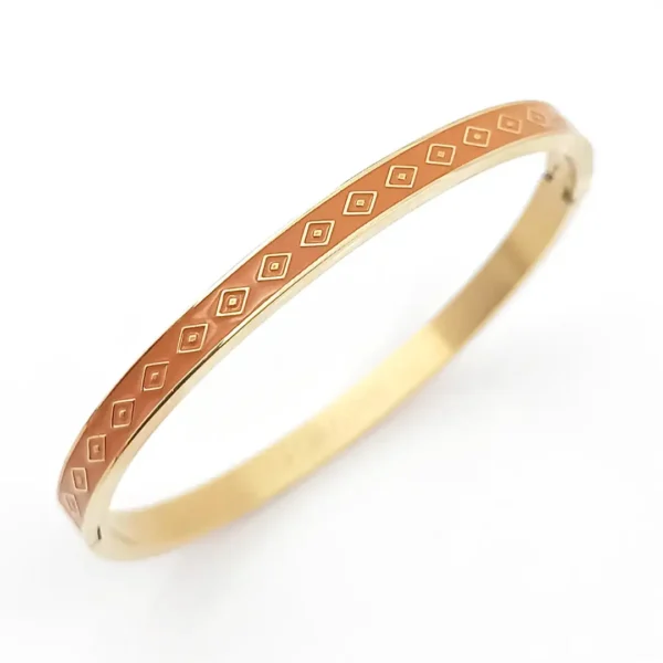 Bracelet jonc en acier doré avec motifs losanges, émail coloré ocre