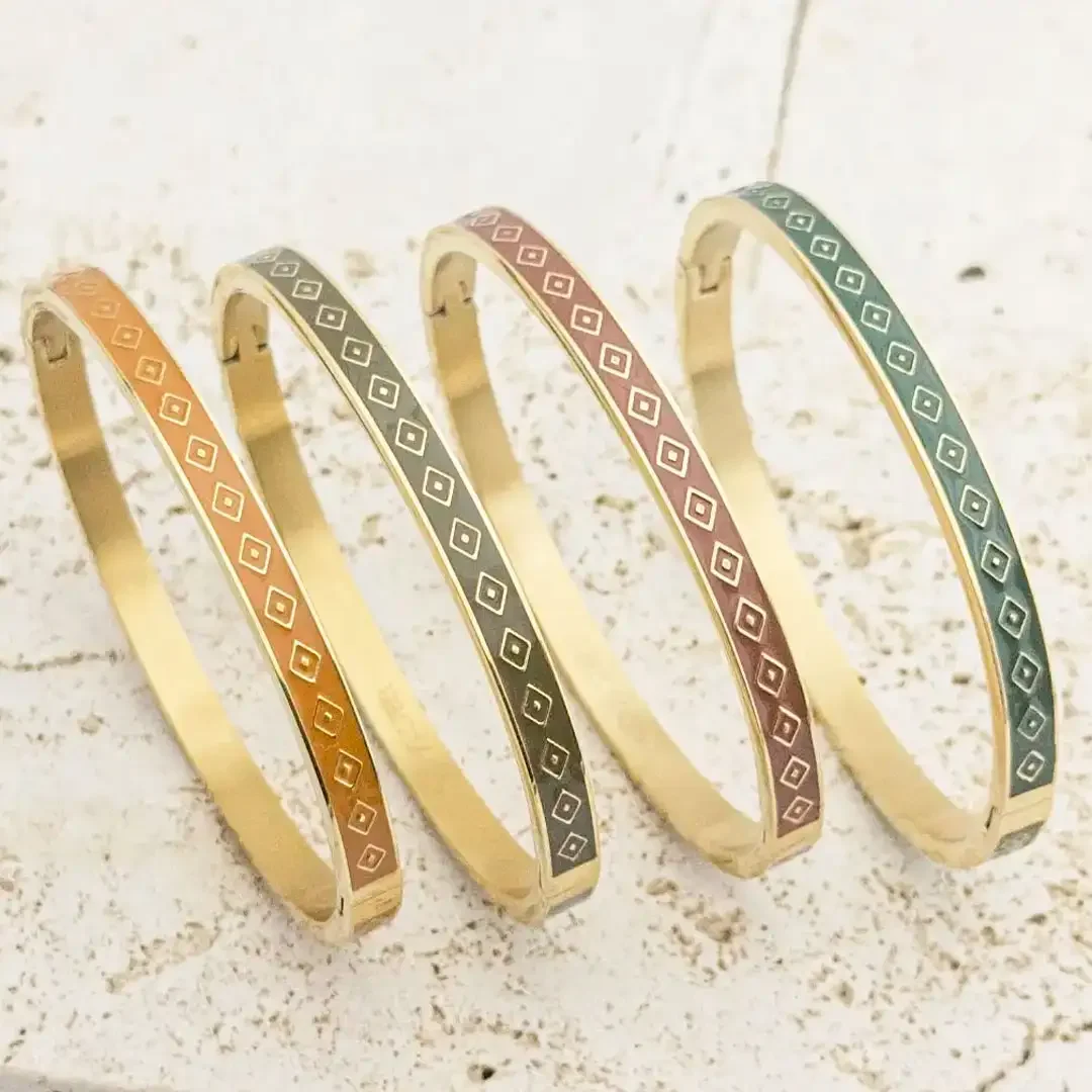 Bracelets jonc en acier doré avec motifs losanges, émail coloré vert, marron, rouge et ocre