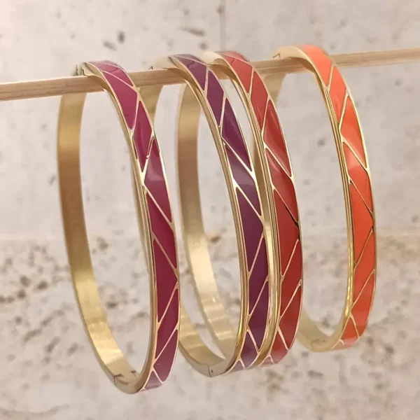 Bracelets joncs en acier forme triange couleurs rouge, orange,bordeux, fushia au choix