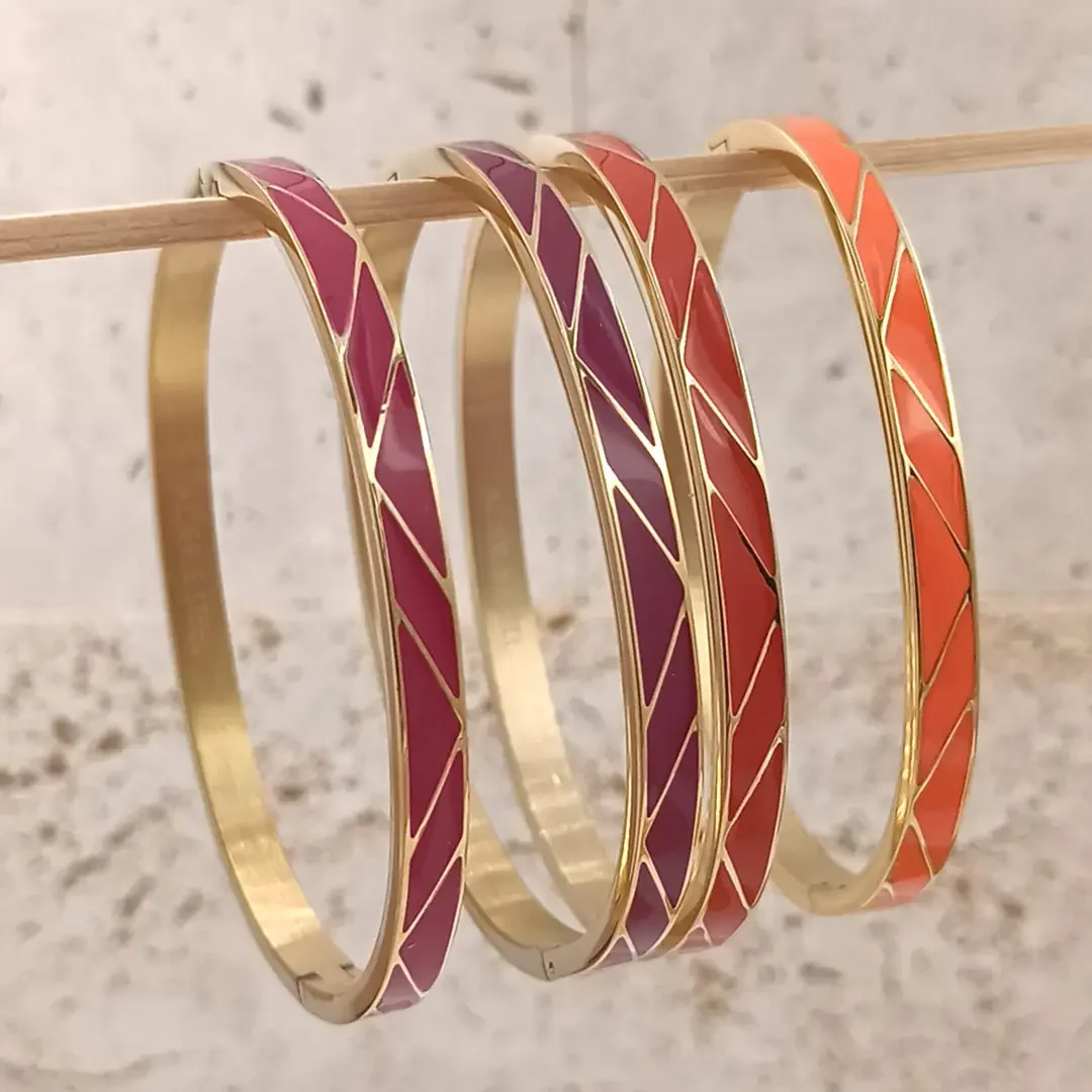Bracelets joncs en acier forme triange couleurs rouge, orange,bordeux, fushia au choix