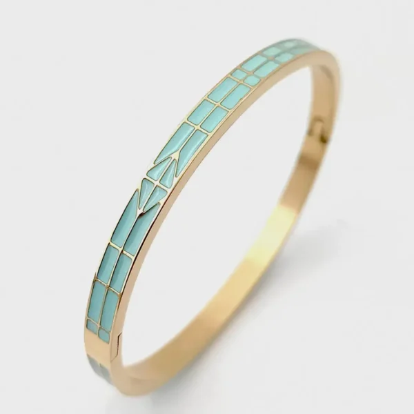 Bracelet jonc doré avec émaux couleur cyan et motif flèche stylisée.