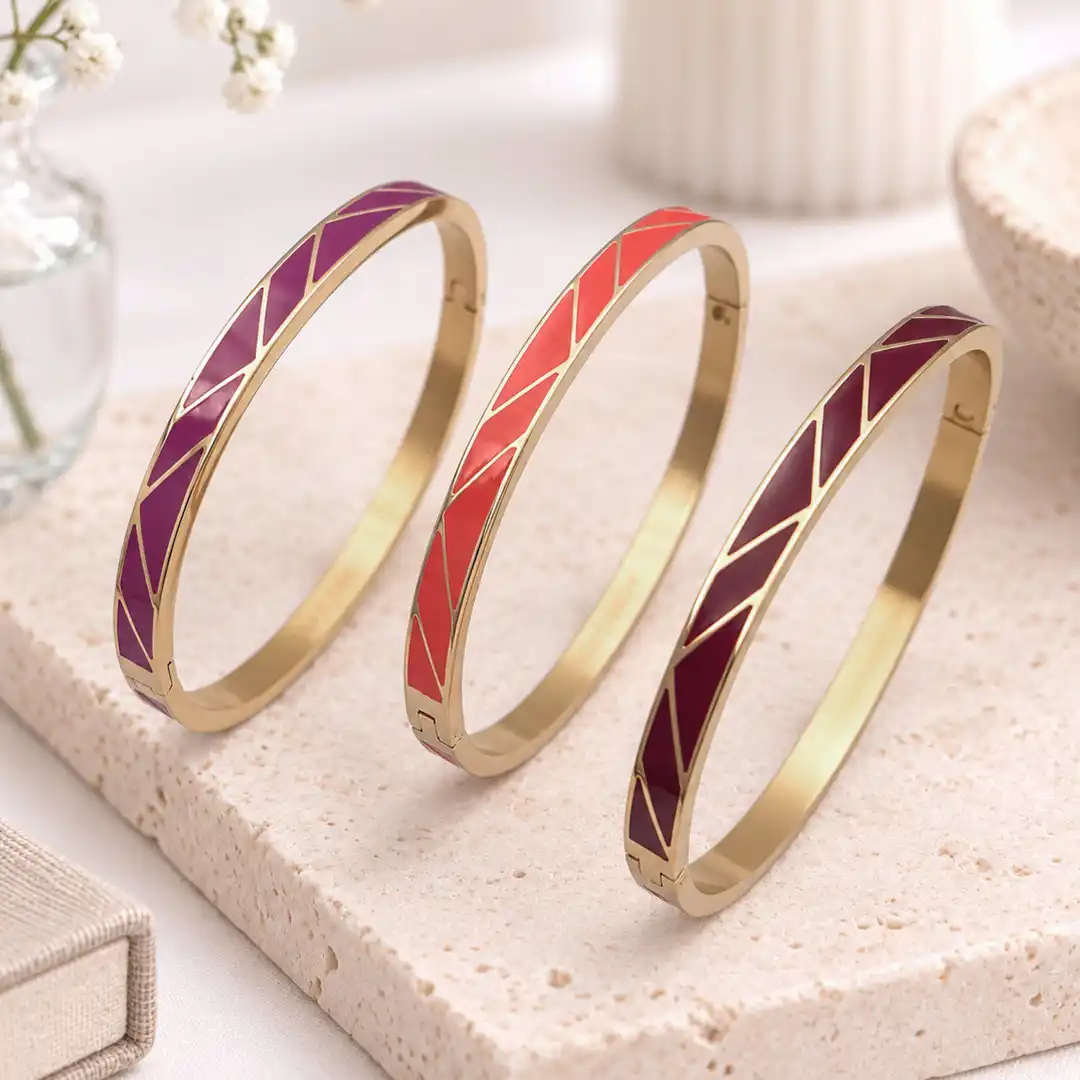 Bracelets joncs émaillés femme bordeaux rouge corail et prune en acier doré