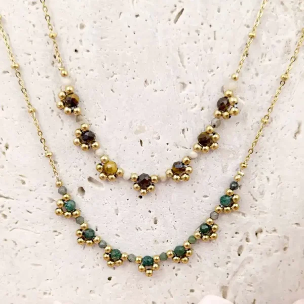 Collier en acier doré orné de perles vertes ou marrons et dorées, bijou fin et élégant pour femme