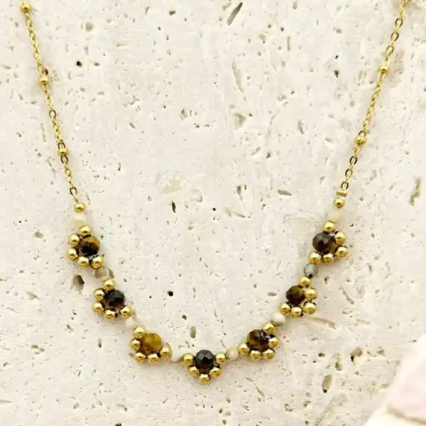 Collier en acier doré orné de perles marrons et dorées, bijou fin et élégant pour femme