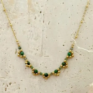 Collier en acier doré orné de perles vertes dorées, bijou fin et élégant pour femme