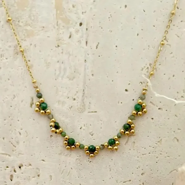 Collier en acier doré orné de perles vertes dorées, bijou fin et élégant pour femme