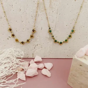 Collier en acier doré orné de perles vertes ou marrons et dorées, bijou fin et élégant pour femme