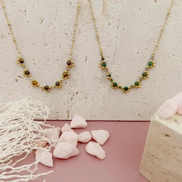 Collier en acier doré orné de perles vertes ou marrons et dorées, bijou fin et élégant pour femme
