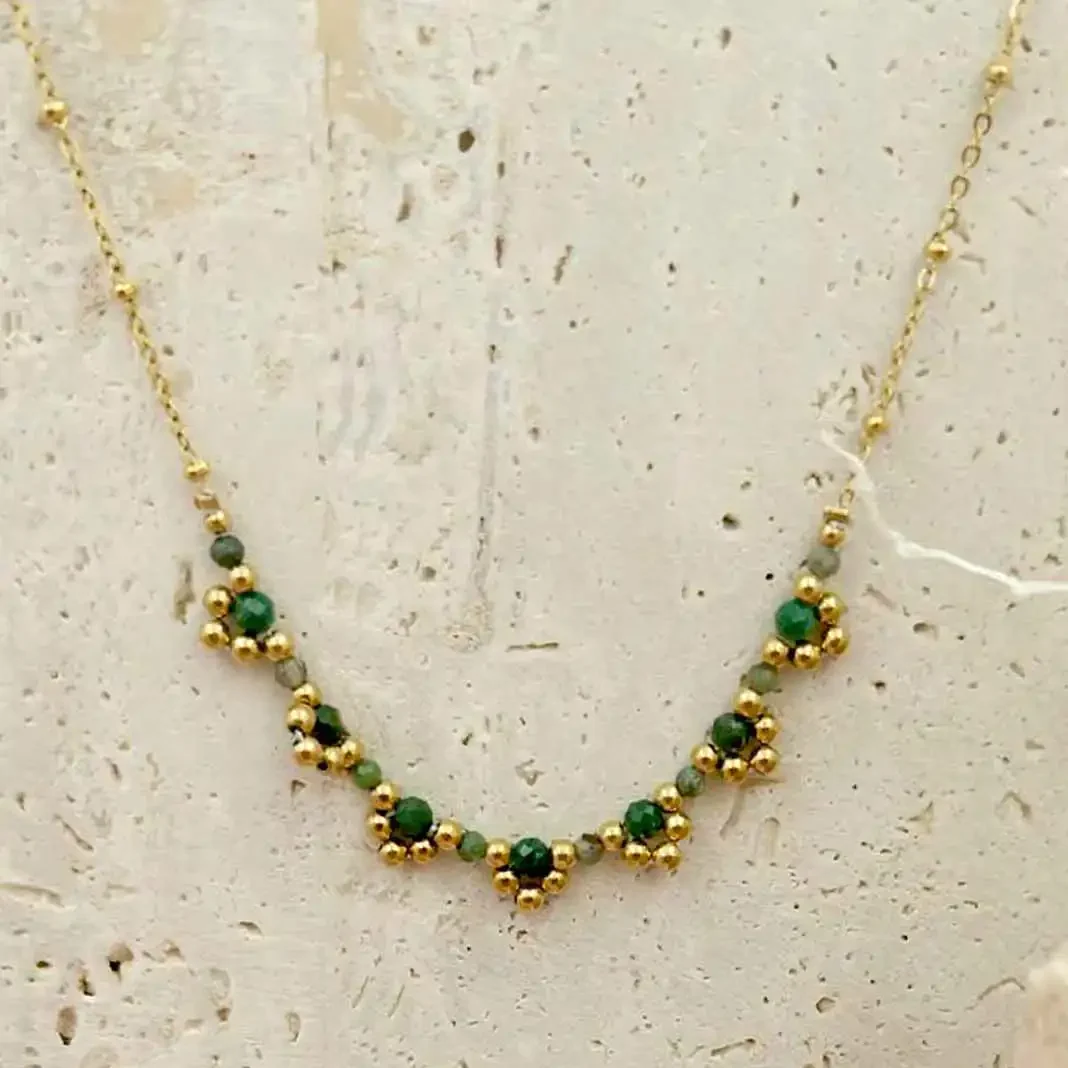 Collier en acier doré orné de perles vertes dorées, bijou fin et élégant pour femme