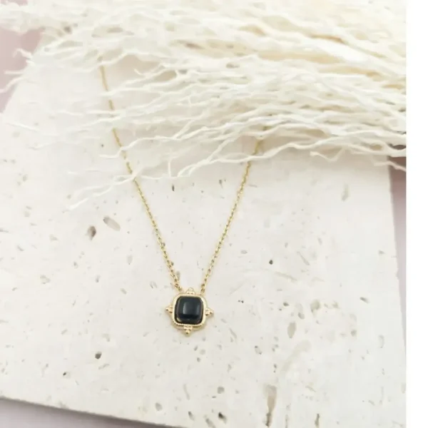 Colliers fins femme en acier doré avec pendentif carré pierre naturelle noire