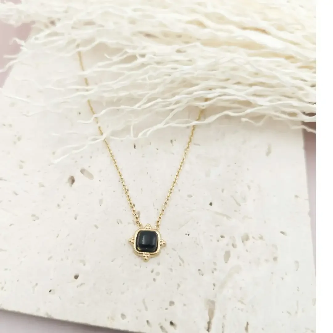 Colliers fins femme en acier doré avec pendentif carré pierre naturelle noire
