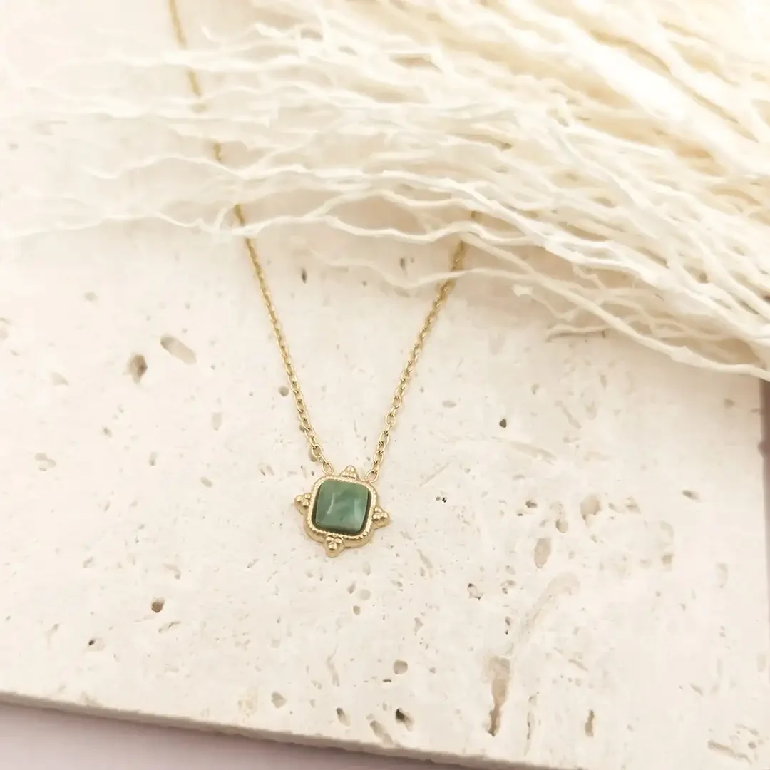 Colliers fins femme en acier doré avec pendentif carré pierre naturelle verte