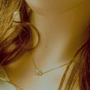 Collier mode femme en acier inoxydable doré, double cœur élégant avec nacre blanche et strass brillant.