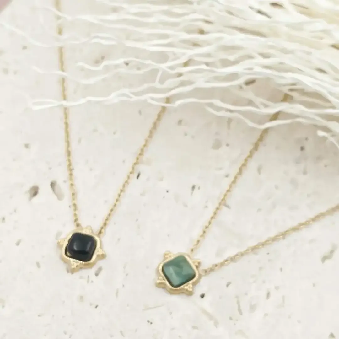 Colliers fins femme en acier doré avec pendentif carré pierre naturelle noire et verte