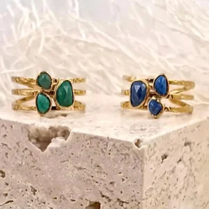 Deux bagues en acier doré 3 rangs ornées de pierres naturelles, l’une avec des pierres vertes et l’autre avec des pierres bleues au choix