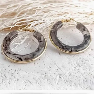 Boucles d’oreilles créoles en résine grise avec bordure do