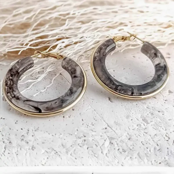 Boucles d’oreilles créoles en résine grise avec bordure do