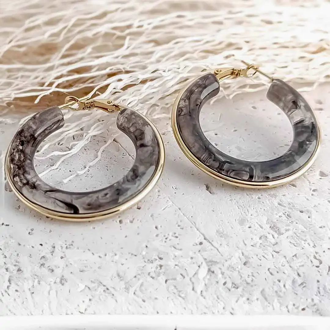 Boucles d’oreilles créoles en résine grise avec bordure do