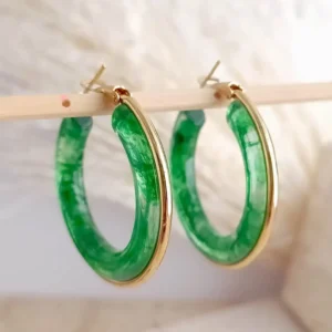 Boucles d’oreilles créoles en résine verte avec bordure do