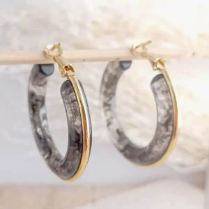 Boucles d’oreilles créoles en résin grise avec bordure do