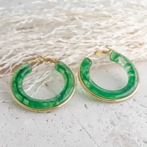 Boucles d’oreilles créoles en résine verte avec bordure do