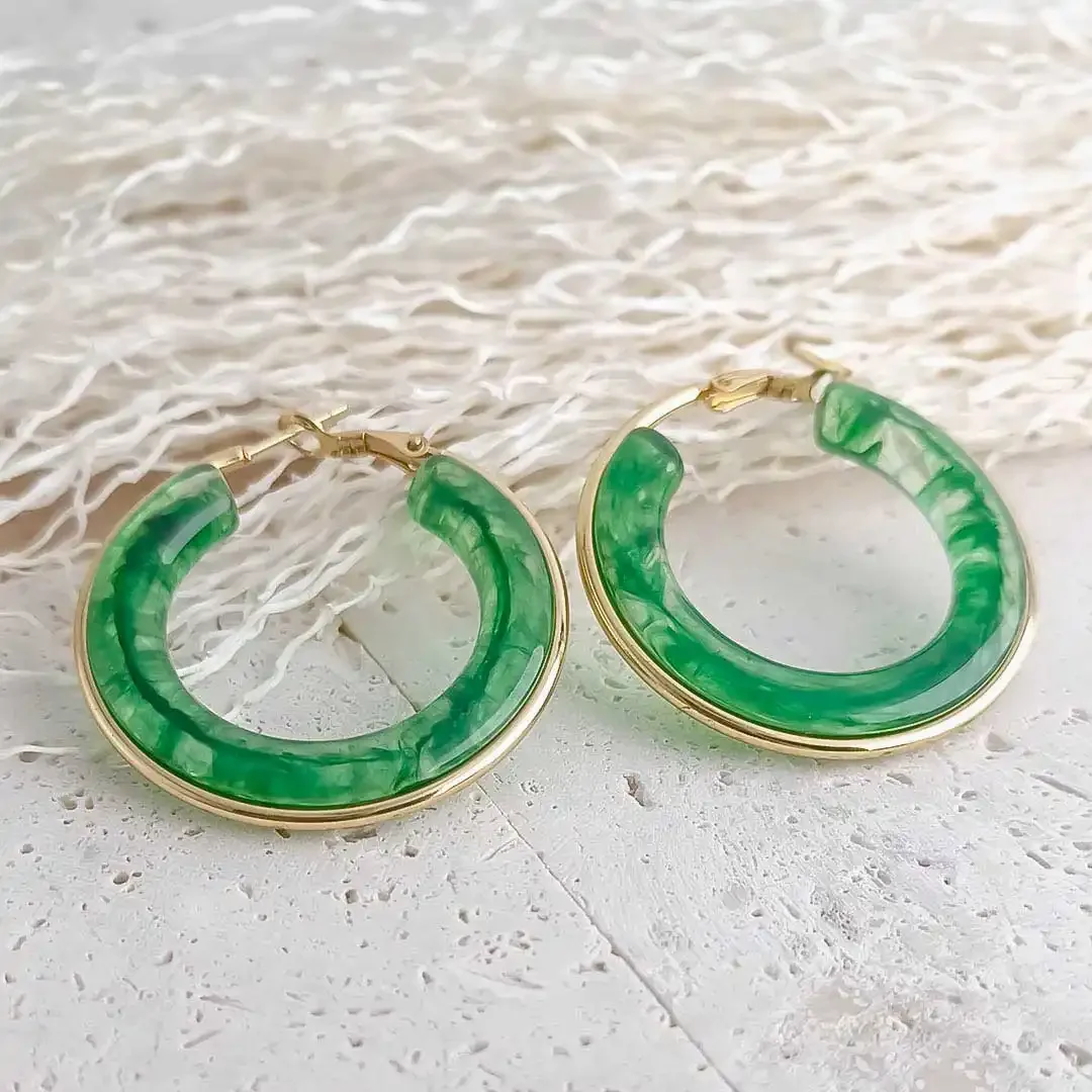 Boucles d’oreilles créoles en résine verte avec bordure do