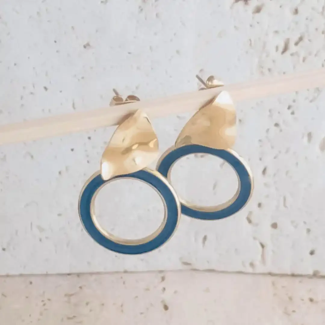 Boucles d’oreilles en acier inoxydable doré et émail vert canard au design géométrique moderne et élégant pour femme