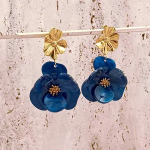 Boucles d’oreilles acier doré femme fleur bleue en résine avec étamines doré,es bijoux élégants et tendance
