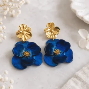 Boucles d’oreilles en acier femme fleur bleue en résine avec étamines dorées, bijoux élégants et tendance