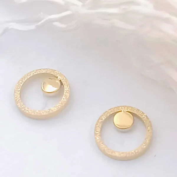 Boucles d’oreilles en acier doré avec cercle et pastille élégante