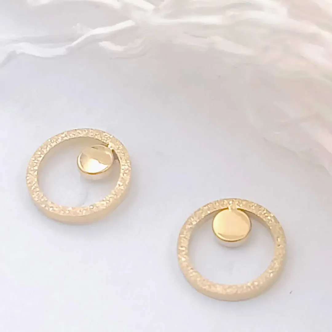 Boucles d’oreilles en acier doré avec cercle et pastille élégante