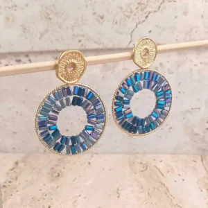 Boucles d’oreilles en acier doré avec perles rectangulaires couleur bleue disposées en cercle