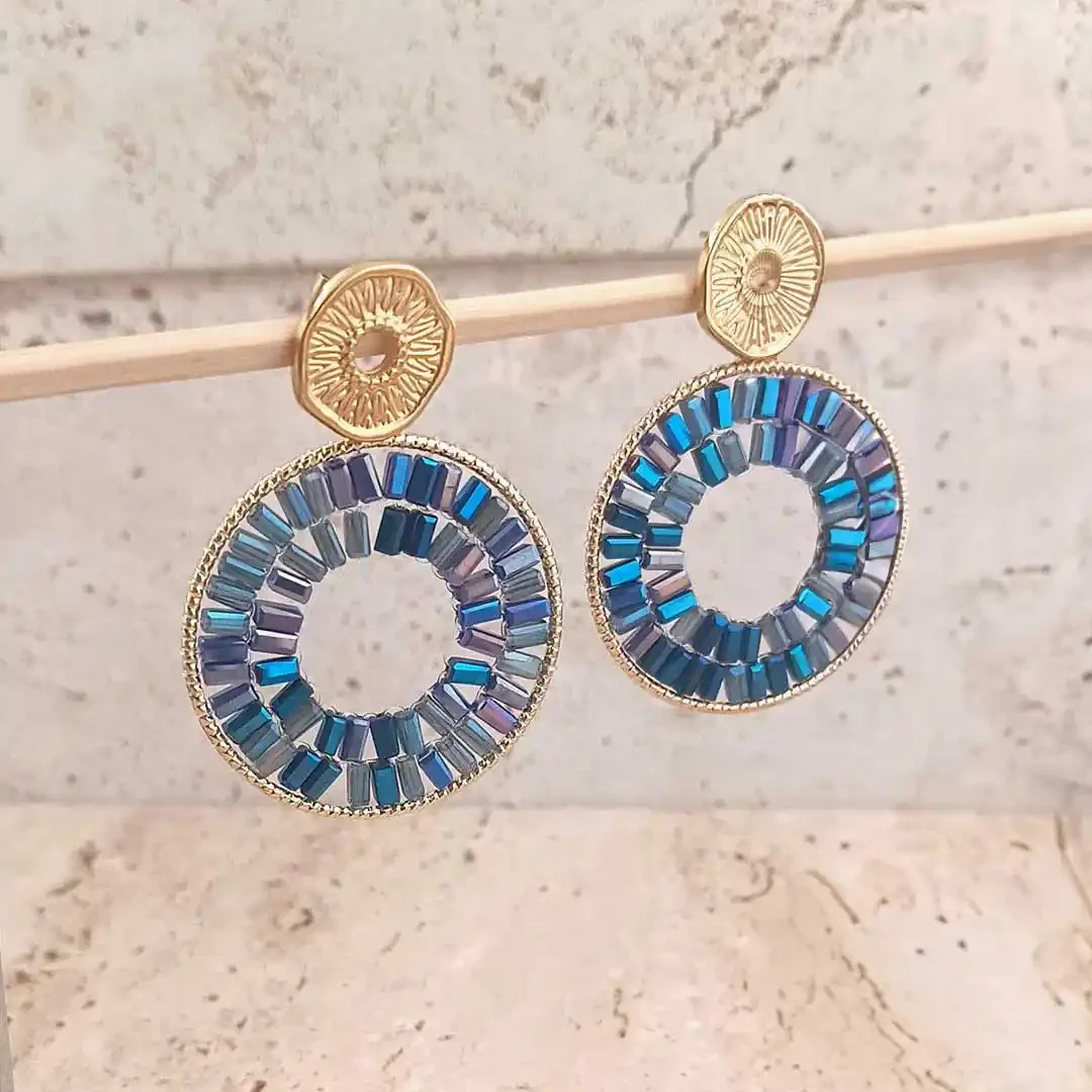 Boucles d’oreilles en acier doré avec perles rectangulaires couleur bleue disposées en cercle