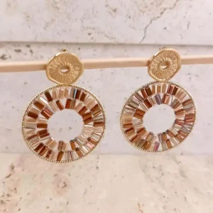 Boucles d’oreilles en acier doré avec perles rectangulaires couleur marron, beige disposées en cercle