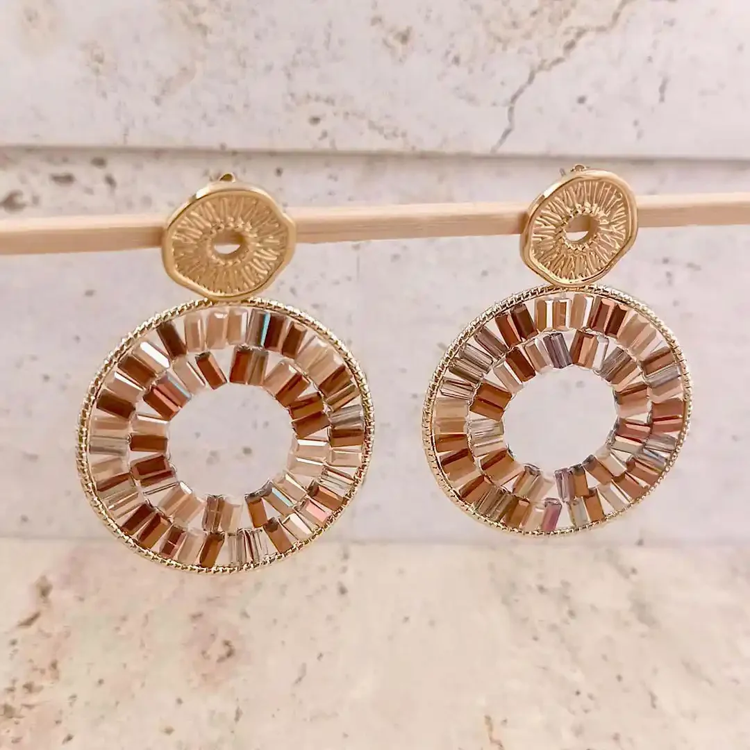 Boucles d’oreilles en acier doré avec perles rectangulaires couleur marron, beige disposées en cercle