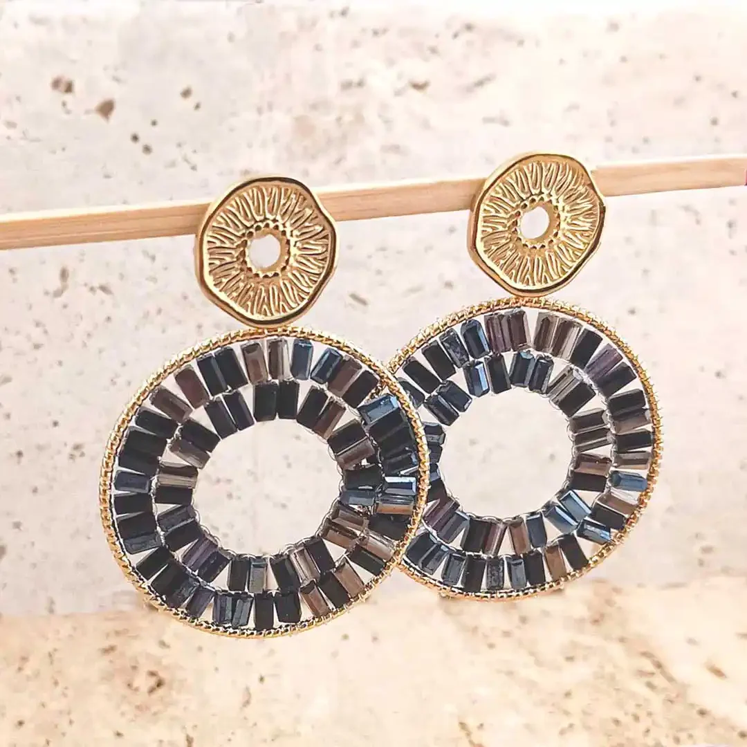 Boucles d’oreilles pendantes en acier doré – Elles donnent un éclat chic aux nuances de noir, marron et bleu