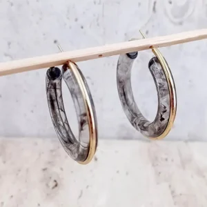 Boucles d’oreilles créoles en résine grise avec bordure do
