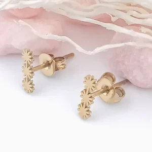 Boucles d’oreilles puce en acier doré avec motifs fleurs délicates