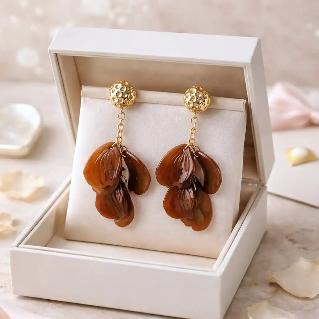 Boucles d’oreilles pendantes en résine marron et acier doré, pampilles en forme de feuilles