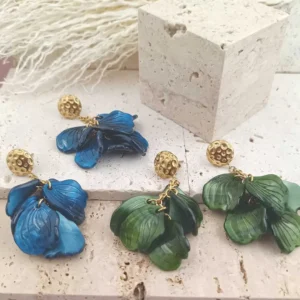 Boucles d’oreilles pendantes en résine verte ou bleue et acier doré, pampilles en forme de feuilles