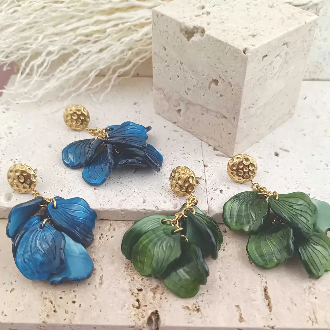 Boucles d’oreilles pendantes en résine verte ou bleue et acier doré, pampilles en forme de feuilles