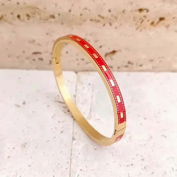bracelet jonc en acier doré et émaillé de couleur rouge vif