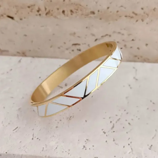 Bracelet jonc doré en acier inoxydable doré avec motifs géométriques émaillés couleur blanche