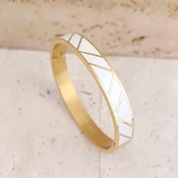 Bracelet jonc doré en acier inoxydable doré avec motifs géométriques émaillés couleur blanche