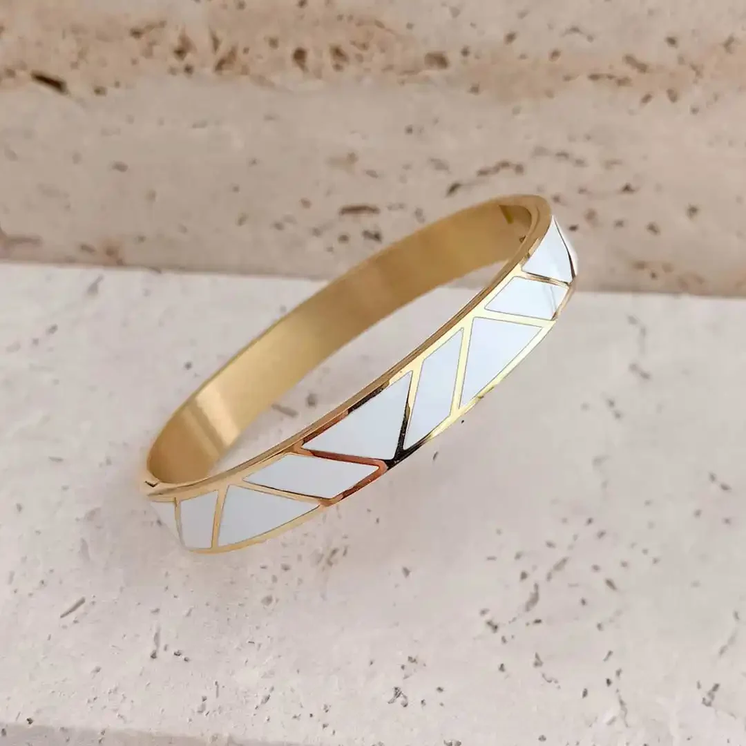 Bracelet jonc doré en acier inoxydable doré avec motifs géométriques émaillés couleur blanche