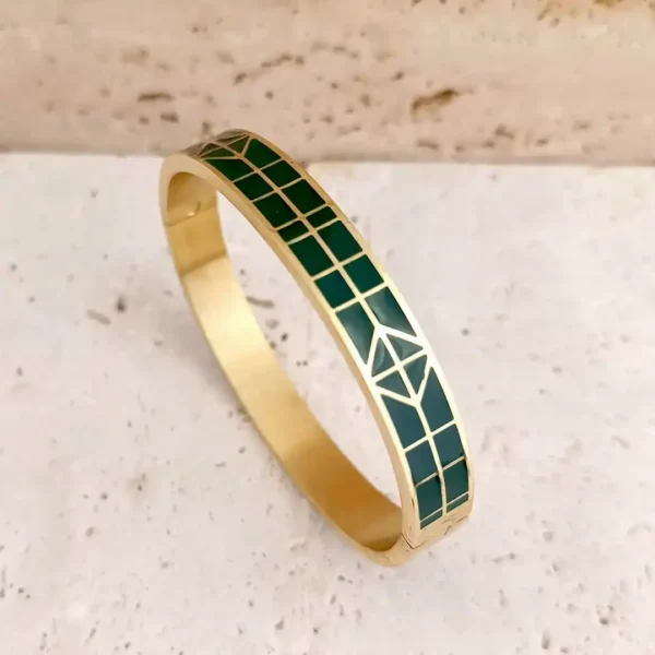 Bracelet jonc en acier doré avec émail vert et motifs triangles géométriques pour femme
