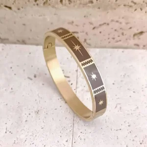 bracelets joncs en acier et émaillés couleur marron. Gravure dorée étoile et étoile polaire