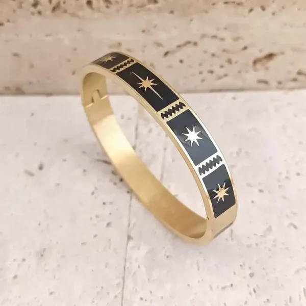 bracelets joncs en acier et émaillés couleur noir. Gravure dorée étoile et étoile polaire