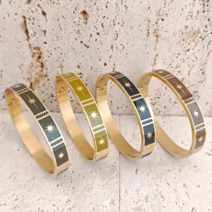 bracelets joncs en acier et émaillés couleur au choix vert, brun, noir ou maron . Gravure dorée étoile et étoile polaire