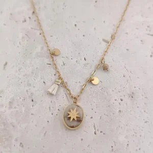 Collier en acier doré avec médaille ovale pierre jaspe étoile et breloques dorées et un pompon écru.